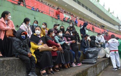 Con la apertura total del público en los estadios, las mujeres se han incorporado a la barra.