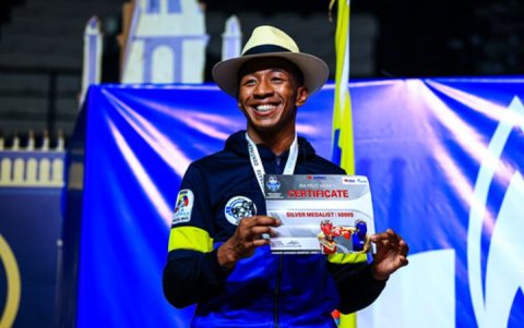 El pugilista ecuatoriano José Rodríguez muestra su galardón al lograr el vicecampeonato.