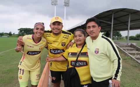Madelen Riera, tras su ‘hat-trick’, con Rosa, su madre, y Davis y Aníbal, sus hermanos.