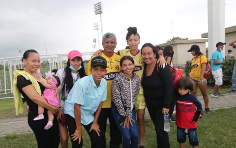 Al final del duelo ante Carneras en Samanes, Samantha y su familia festejaron el triunfo con un gran abrazo.