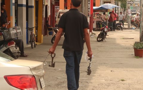 Es común ver a las personas caminar con repuestos en la mano