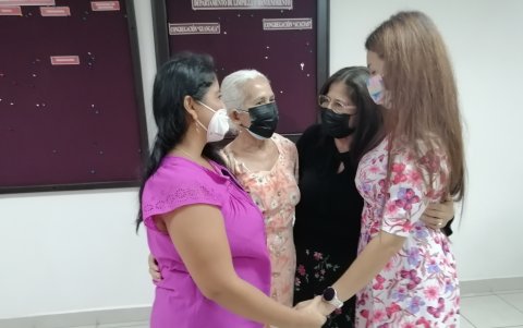 Compartiendo palabras de ánimo antes de que inicie la primera reunión presencial luego que por dos años se han visto solo virtualmente.