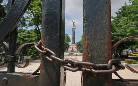 Cadenas. Tanto en el parque Centenario como en el lineal de la Kennedy, hay puertas que están encadenadas.