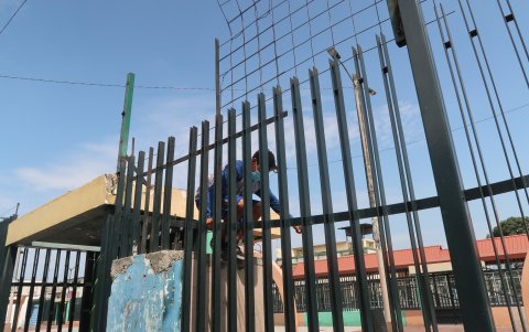 Medida. Los bloqueos los obligan a treparse hasta los muros.