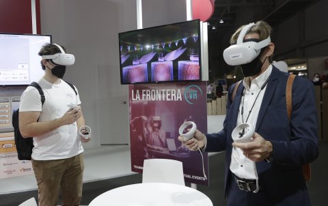 Dos visitantes prueban la tecnología de realidad virtual en el Congreso Mundial de Móviles (MWC) de Barcelona, donde el metaverso se ha colado como estrella después de ser elevado a los altares por el estadounidense Mark Zuckerberg.