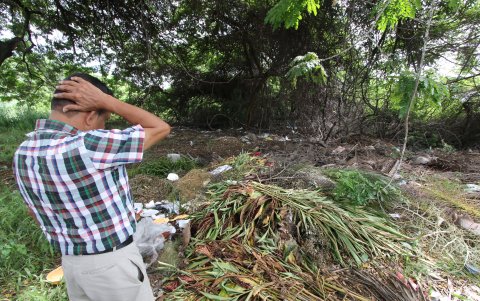 Utilizan el lugar como botadero de basura. Esto indigna a los residentes y transeúntes