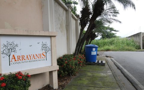 El solar vacío se encuentra justo detrás de la urbanización Arrayanes