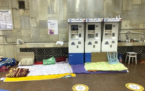 Vista del interior de la estación de metro 'Héroes de Dnipra', este lunes en Kiev (Ucrania).