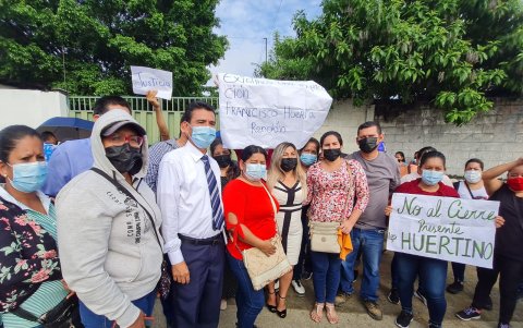 Los padres de familia del colegio Francisco Huerta Rendón han realizado varias protestas.