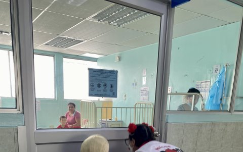 En ciertas áreas del hospital se mantiene una mayor distancia con los pacientes.