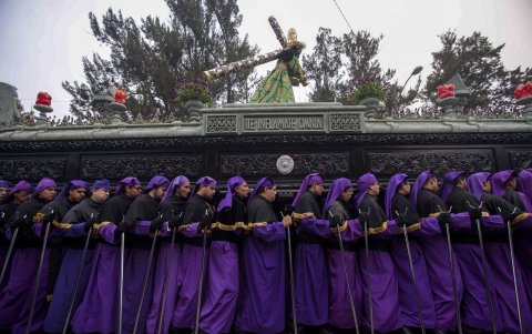 Fieles participan en la procesión del Señor Nazareno de la Merced, como parte de la tradición religiosa del Viernes Santo en la Ciudad de Guatemala.