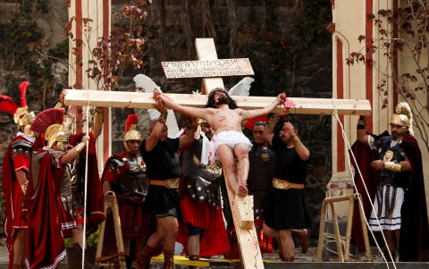 Ciudadanos participan en la representación de la Pasión de Cristo el Viernes Santo, en la alcaldía de Iztapalapa, en Ciudad de México (México).