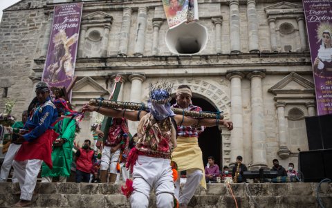 Penitentes participan en la tradición de los 