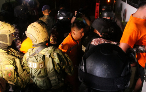 Los reos en su traslado de Cuenca a Guayaquil.