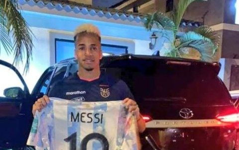Byron Castillo muestra orgulloso la camiseta que usó Lionel Messi en el encuentro con Ecuador en las eliminatorias para el Mundial de Catar.