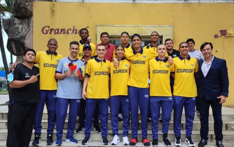 El equipo nacional a su llegada al país.