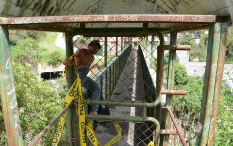 Necedad. Hay personas que, a pesar del peligro, todavía utilizan el puente y por eso será retirado.