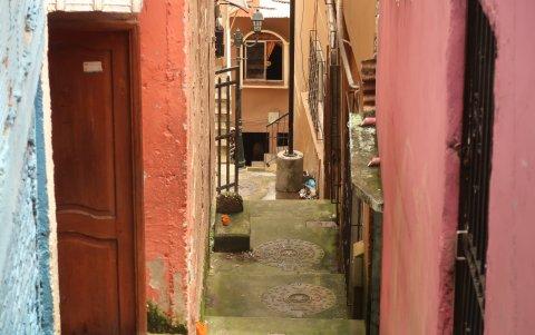 En algunos callejones del cerro Santa Ana prima el descuido.