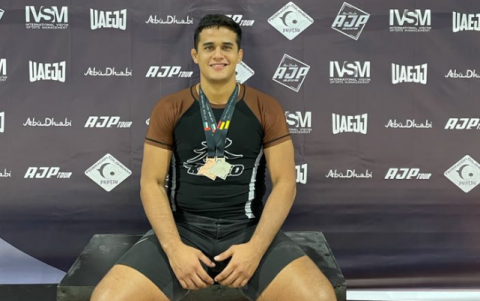 Adrián Torres proclamándose campeón en Colombia en un torneo de la AJP.