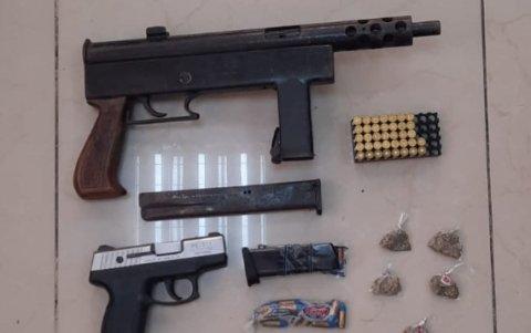 Tres armas de fuego, una de ellas subametralladoras, que fueron decomisadas durante los operativos.