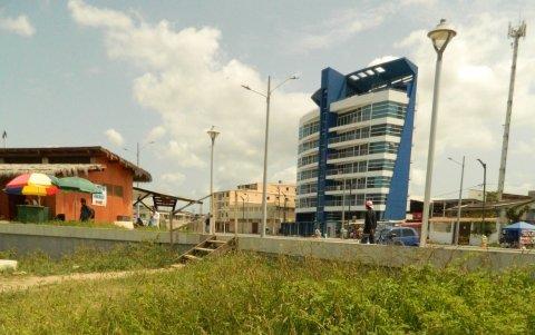 Desatención. La maleza no ha sido cortada hace meses, denuncia la comunidad. En las noches el área está además en penumbras.