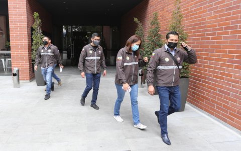 Funcionarios de la Fiscalía y la Policía cuando allanaron las oficinas de Ola Bini.