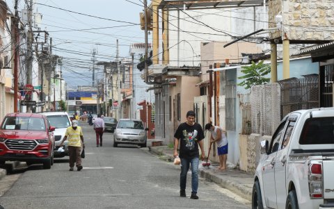 Situación. Hay carros ocupando las aceras, al igual que rampas.