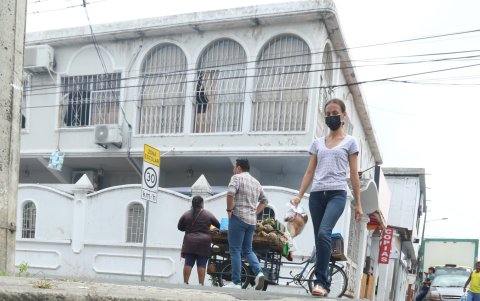 Penurias. La falta de espacios para parqueos y de áreas verdes son algunas de las carencias del barrio. También es evidente el deterioro de postes y luminarias.