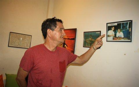 El pionero de la disciplina en Ecuador guarda fotos con campeones del mundo.