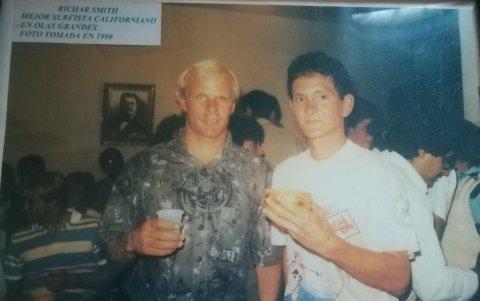 Campos con Richard Schmidt, uno de los grandes surfistas de la época, en 1990.