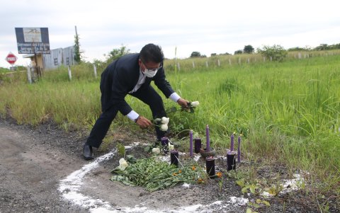 El vidente José de los Santos realizó una ceremonia para expulsar las energías y espíritus negativos de los terrenos.