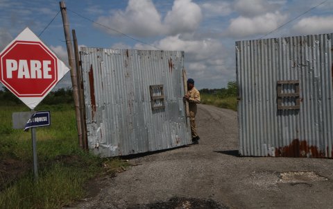 Un guardia cuida los terrenos del futuro nuevo aeropuerto.