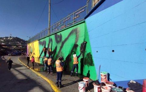 En este sector cada metro cuadrado de pared aparece un rayón o garabato más feo.