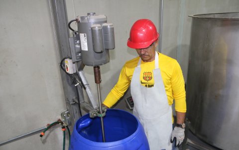 Labor. Elaboración del AG250, un fungicidad natural que acaba de obtener su certificación con Agrocalidad.