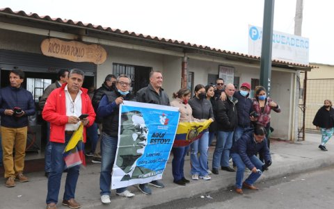 Apoyo. Con pancartas, los simpatizantes esperan la salida de Glas.