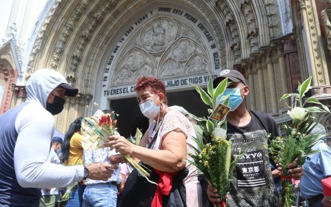 En los exteriores de los templos se vendías los ramos elaborados con diferentes materiales.