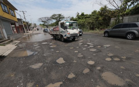 La calle Teodoro Alvarado Oleas, que colinda con Samanes 7, a decir de los habitantes tiene tantos hoyos que parece que una bomba haya caído sobre el asfalto.