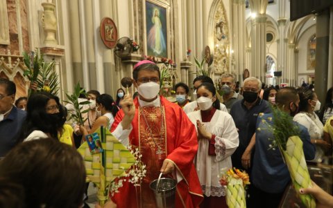 Monseñor Luis Cabrera, arzobispo de Guayaquil, bendice los ramos de los asistentes a la Catedral.