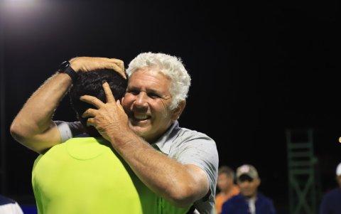 Emilio se funde en un abrazo con su padre, Andrés Gómez Santos, tras la consecución del título.