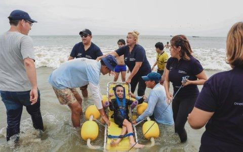 Un menor de edad también disfrutó de las sillas acuáticas durante la presentación del servicio.