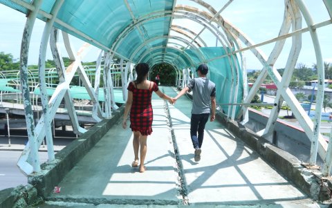 Muchos peatones se arriesgan a cruzar la vía por el paso peatonal que no ha sido reparado, lo consideran más seguro.