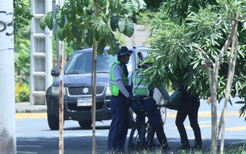 Sombra. Tres agentes conversan en el carril de servicio, donde se observa más control vehicular.