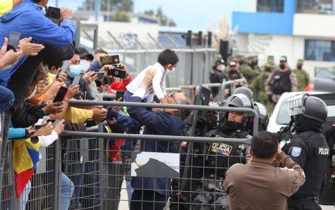 Enfermedad. Según Glas, tiene tres hernias discales y una cojera.