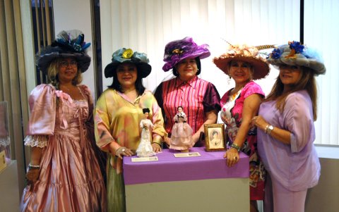 Las visitantes pueden colocarse trajes y sombreros de la época para posar con las muñecas.