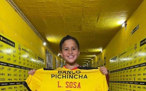 Luis Daniel, con la camiseta que le regaló el defensa Luca Sosa.