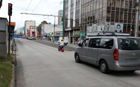 Infracción. Una moto eléctrica y una furgoneta usan la vía del Trolebús, en el sector de la av. Colón. Este tramo no es parte del nuevo plan de movilidad.