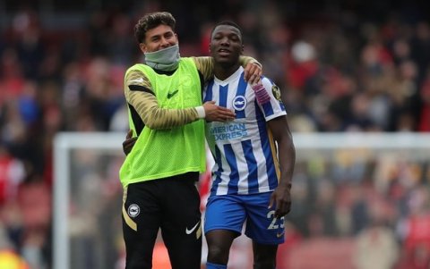 Moisés Caicedo recibe la felicitación de su compatriota Jeremy Sarmiento, quien es su compañero en el Brigthon