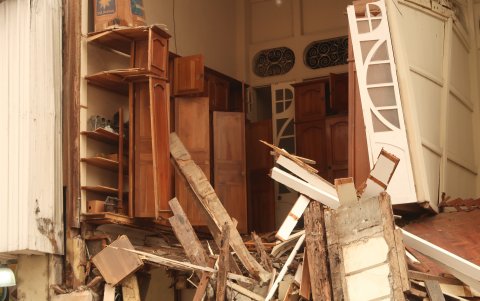 Desde la vereda los ciudadanos podían ver los anaqueles e implementos que se encontraban al interior de la vivienda.