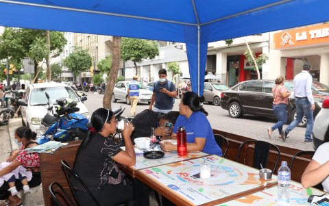 Reactivación. Diferentes locales gastronómicos tienen mesas y sillas afuera.