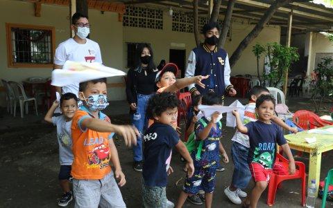 Entre los 130 participantes hay decenas de niños que aprenden jugando.